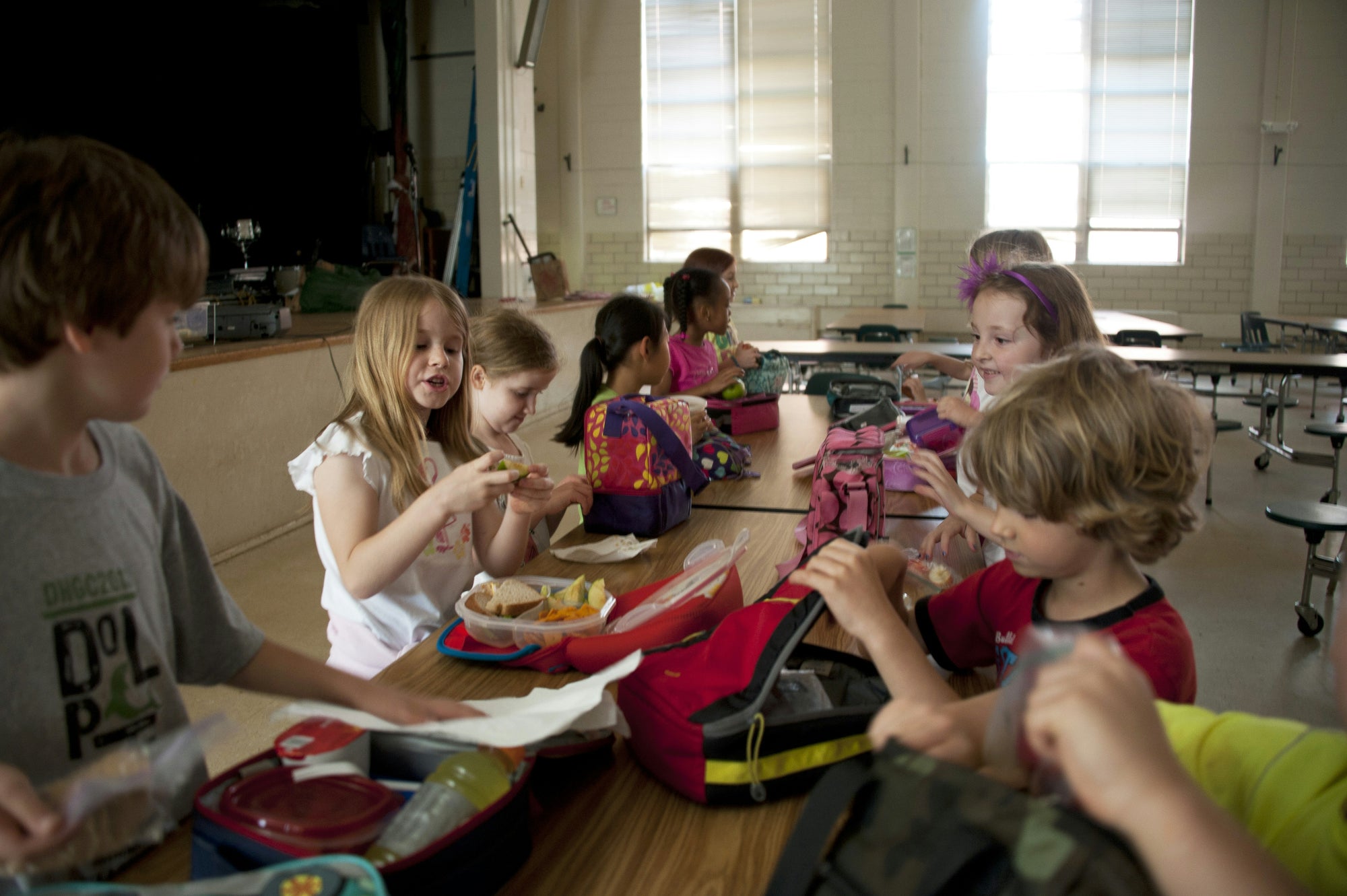 Leerlingen eten samen in een klaslokaal.