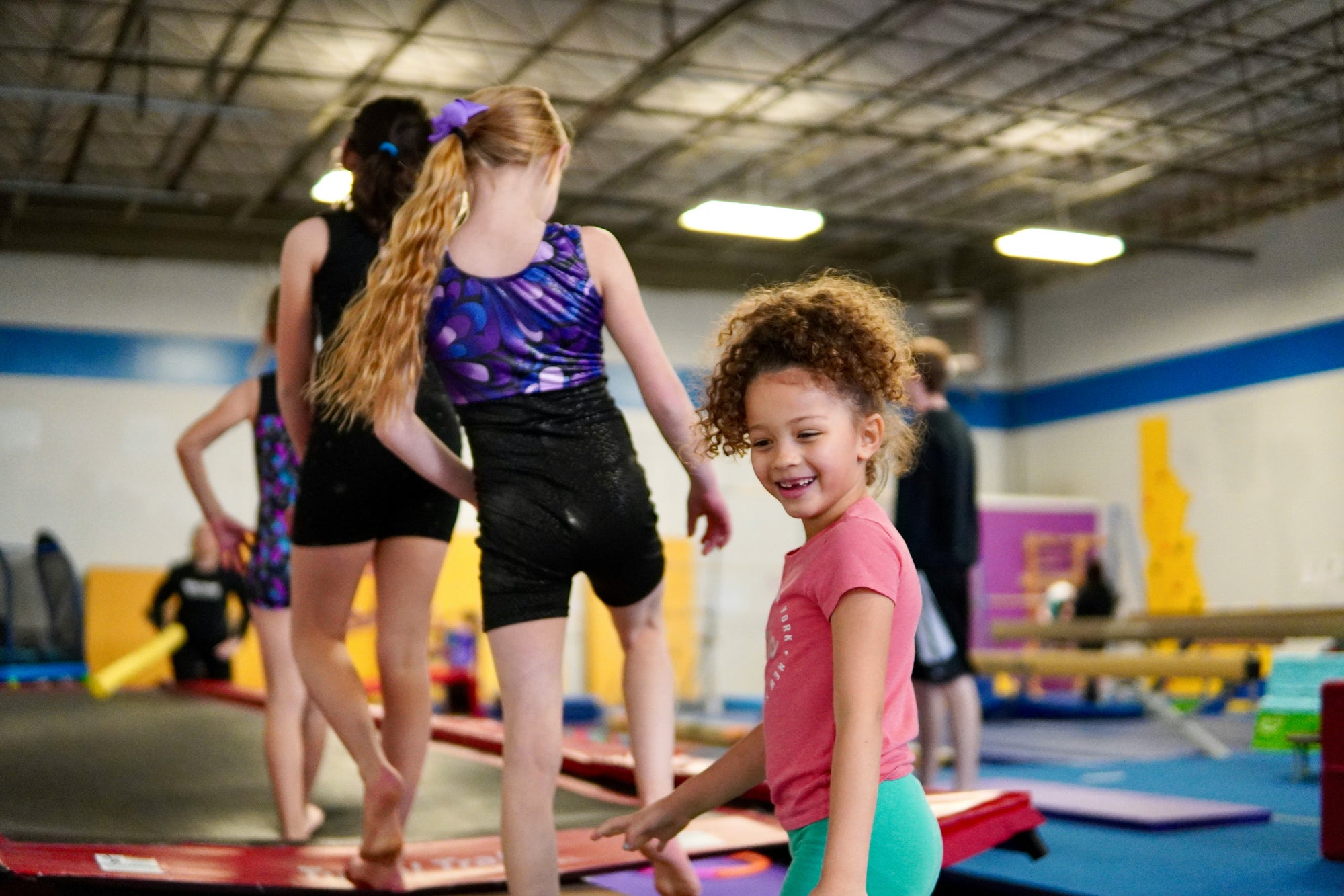 Leerlingen in gymlokaal in sportkleding