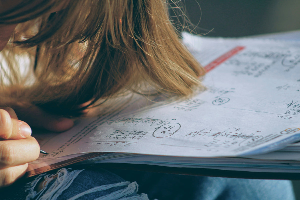 Rust en vertrouwen in de toetsperiode: zo begeleid je leerlingen bij toetsstress en faalangst