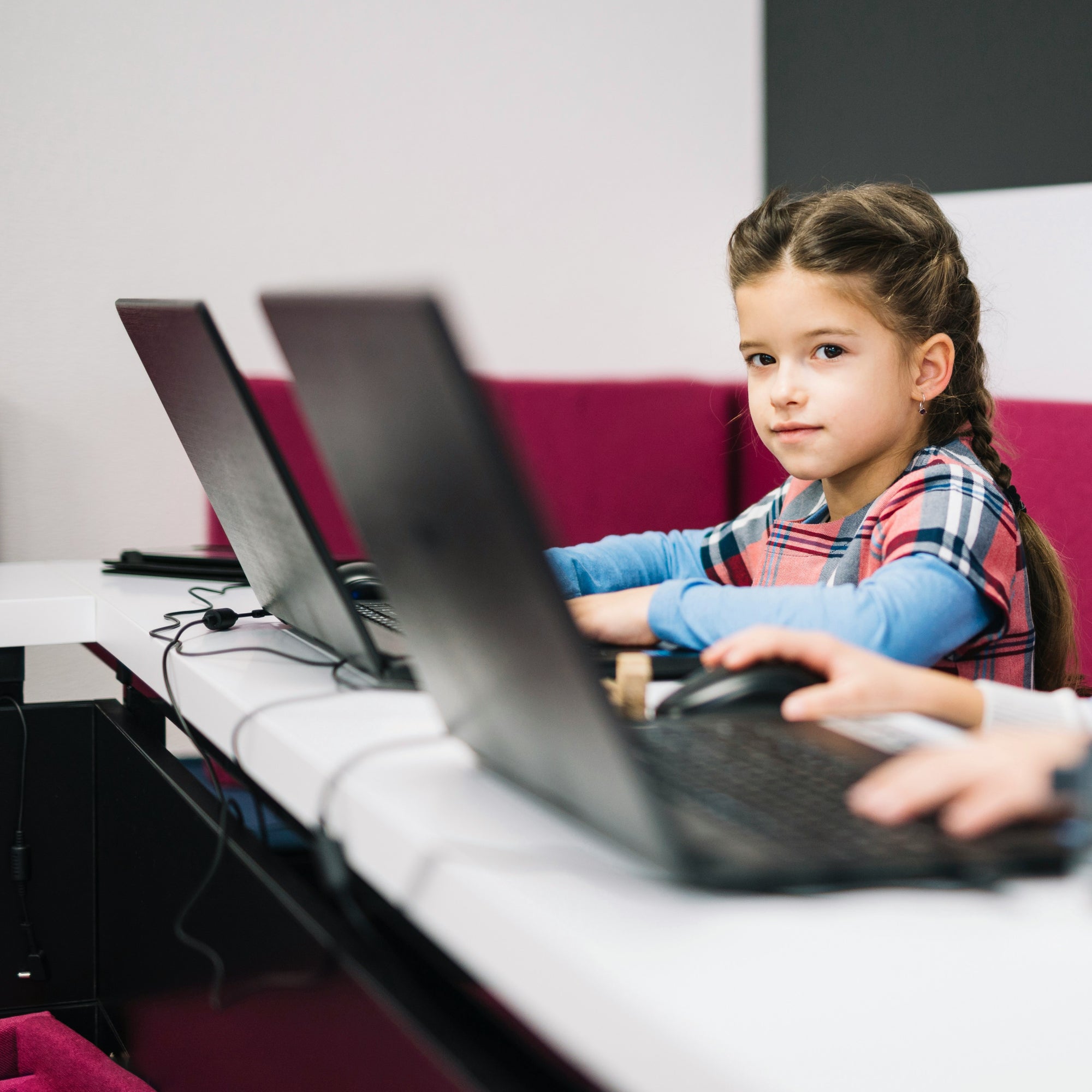 Leerling zit achter een laptop