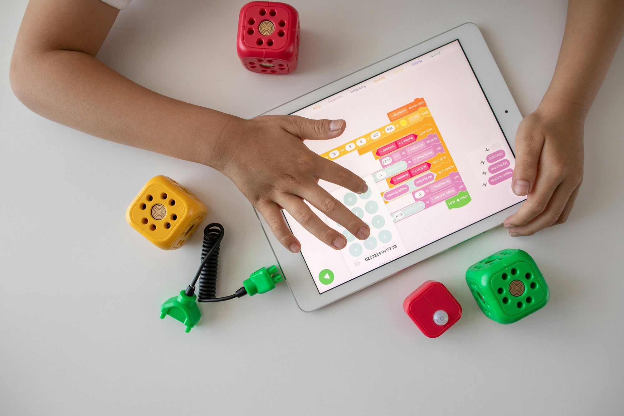 Leerling werkt op tablet met educatieve software