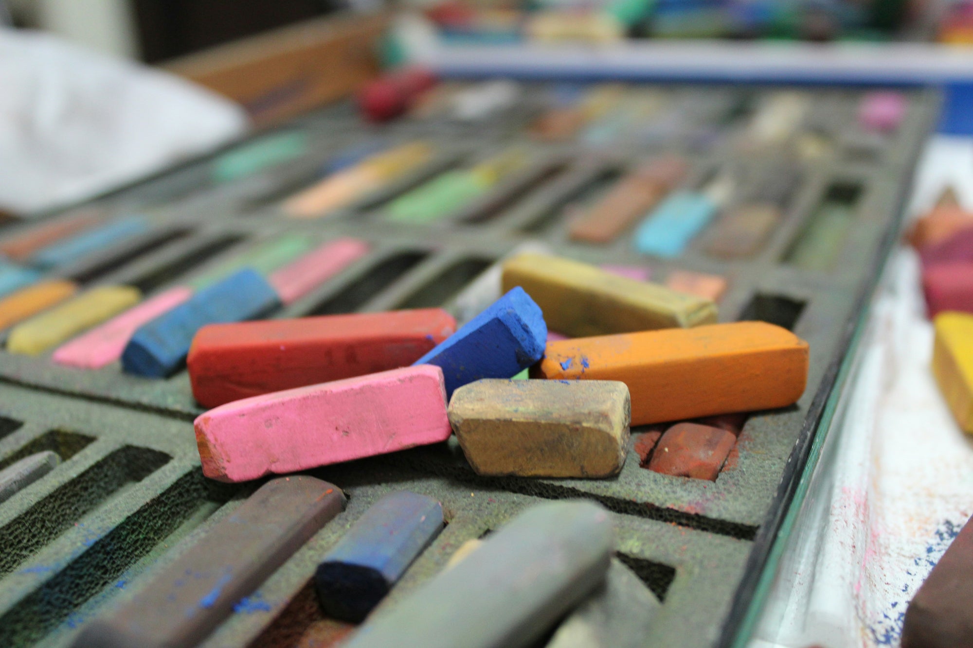 Krijt en creatief materiaal in opbergkist