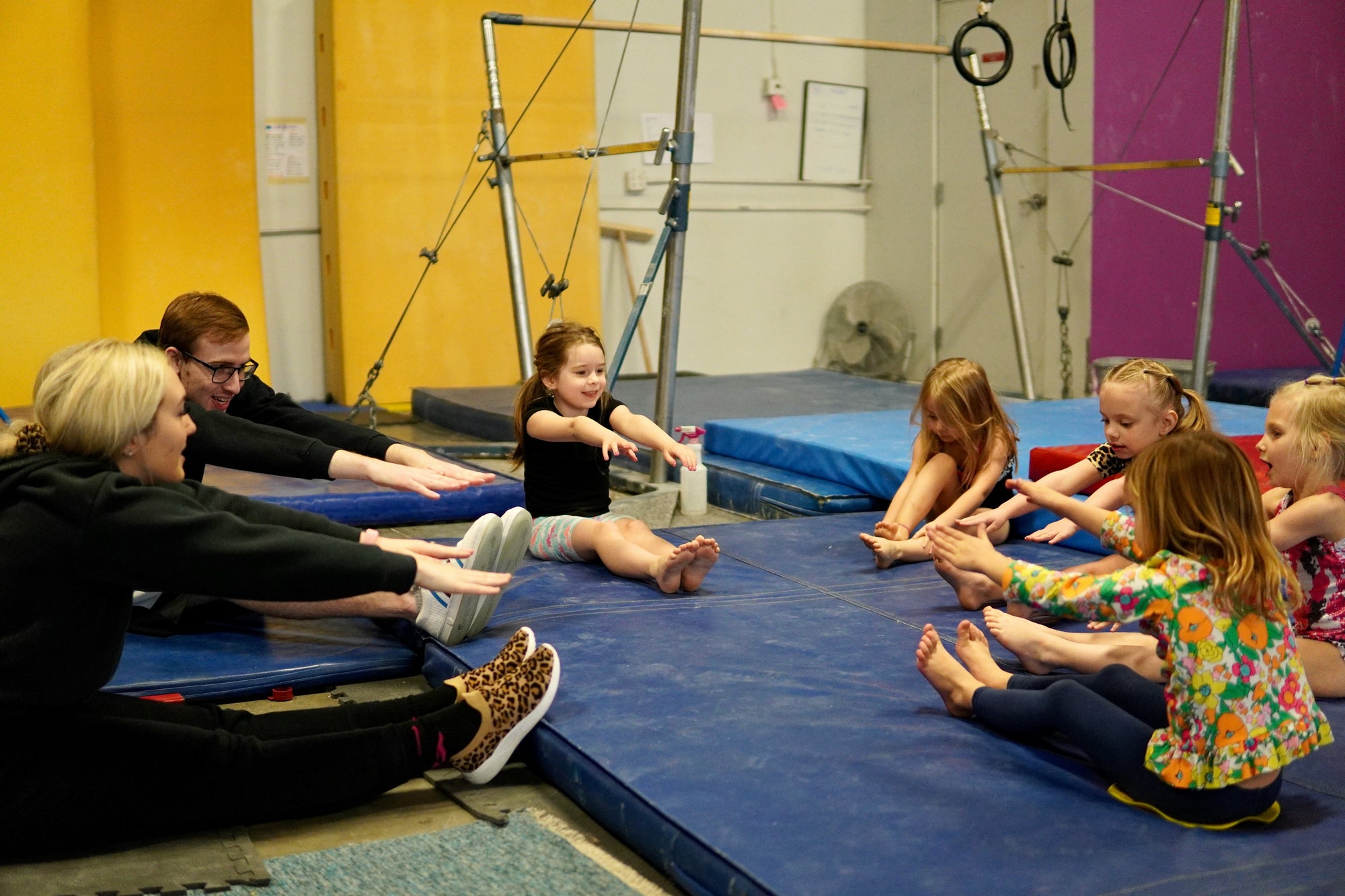 Leerlingen in gymzaal tijdens les bewegingsonderwijs